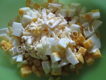 Салат с крабовыми палочками и сухим горохом