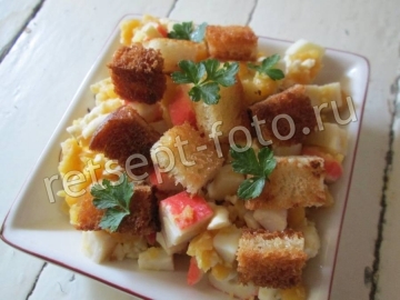 Салат с крабовыми палочками и сухим горохом