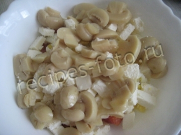 Салат с красной рыбой и грибами