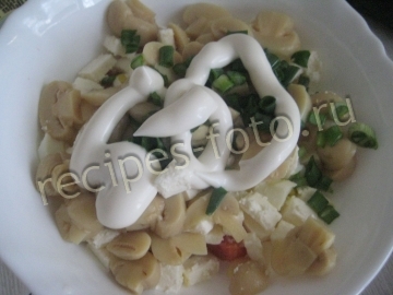 Салат с красной рыбой и грибами