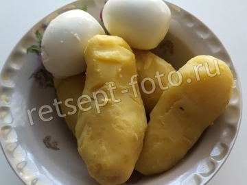 Салат с красной рыбой и картофелем слоями