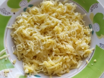 Салат с красной рыбой и картофелем слоями