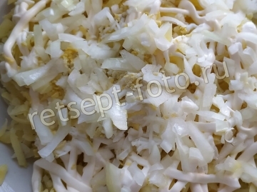 Салат с красной рыбой и картофелем слоями