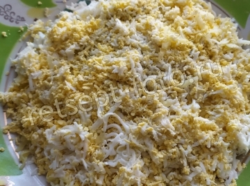 Салат с красной рыбой и картофелем слоями