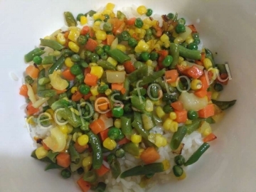 Салат с красной рыбой и рисом