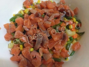 Салат с красной рыбой и рисом