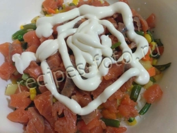 Салат с красной рыбой и рисом