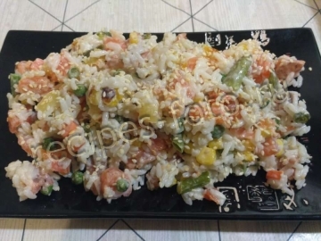 Салат с красной рыбой и рисом