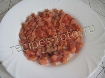 Салат с красной рыбой и сыром