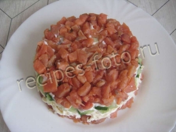 Салат с красной рыбой и сыром