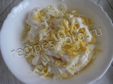 Салат с красной рыбой и сыром