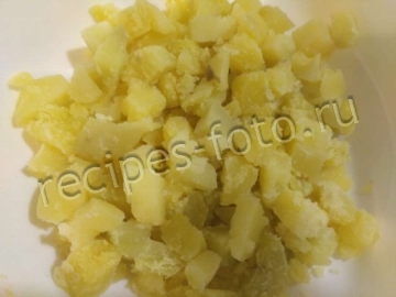 Салат с красной рыбой, картофелем и плавленым сыром