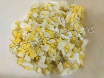 Салат с красной рыбой, картофелем и плавленым сыром