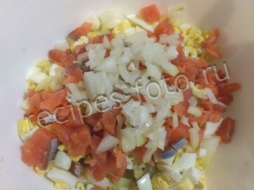Салат с красной рыбой, картофелем и плавленым сыром