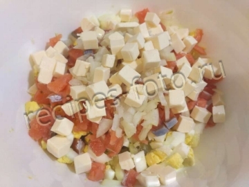 Салат с красной рыбой, картофелем и плавленым сыром