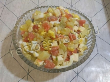 Салат с красной рыбой, картофелем и плавленым сыром