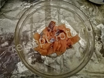Салат с красной рыбой, сыром и шпинатом