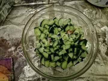 Салат с красной рыбой, сыром и шпинатом