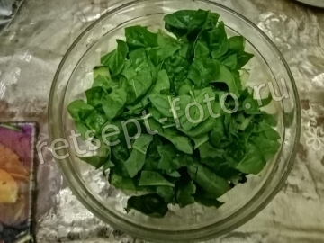 Салат с красной рыбой, сыром и шпинатом