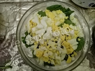 Салат с красной рыбой, сыром и шпинатом