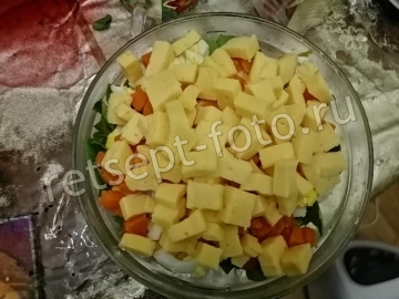 Салат с красной рыбой, сыром и шпинатом