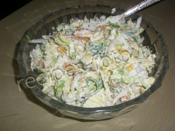Салат с кукурузой и сухариками без мяса на скорую руку