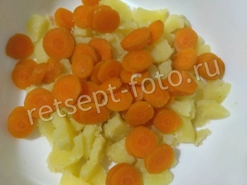 Салат с кукурузой, яйцами и сухариками