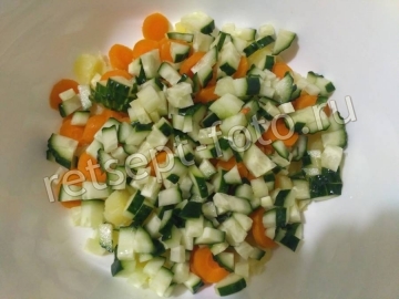 Салат с кукурузой, яйцами и сухариками