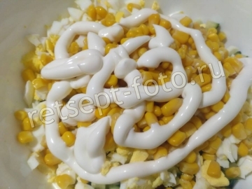 Салат с кукурузой, яйцами и сухариками