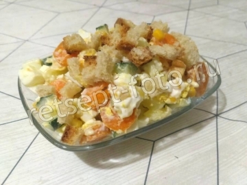 Салат с кукурузой, яйцами и сухариками