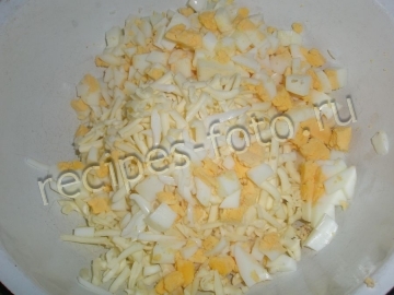 Салат с кукурузой, листьями салата и яйцами
