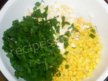 Салат с кукурузой, листьями салата и яйцами