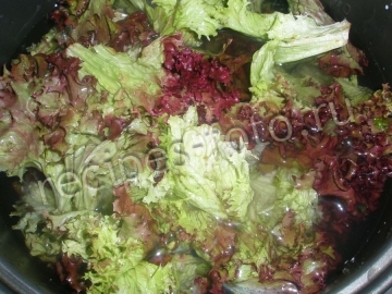 Салат с кукурузой, листьями салата и яйцами