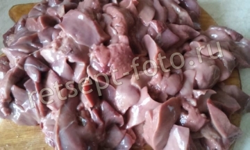 Салат с куриной печенью, солеными огурцами и морковью