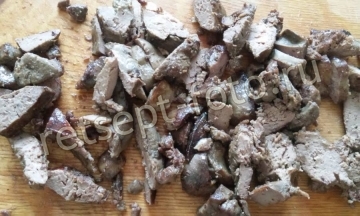 Салат с куриной печенью, солеными огурцами и морковью