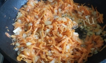 Салат с куриной печенью, солеными огурцами и морковью