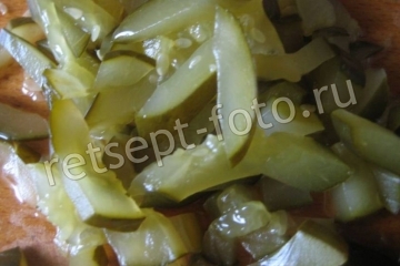 Салат с куриной печенью, солеными огурцами и морковью