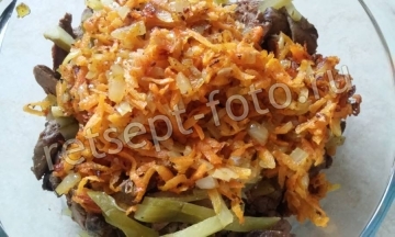 Салат с куриной печенью, солеными огурцами и морковью