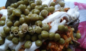 Салат с куриной печенью, солеными огурцами и морковью