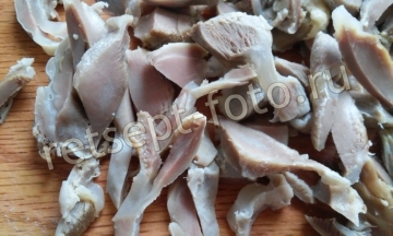 Салат с куриными желудками и морковью по-корейски