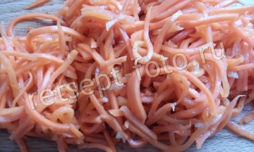 Салат с куриными желудками и морковью по-корейски