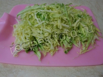 Салат с курицей, ананасами и капустой