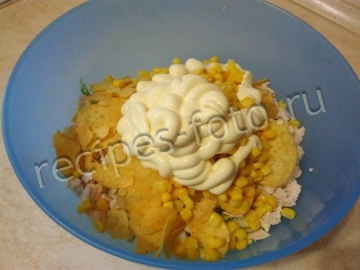 Салат с курицей, ананасами и капустой