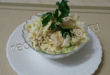 Салат с курицей, ананасами и капустой