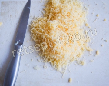 Салат с курицей, ананасами и сметаной