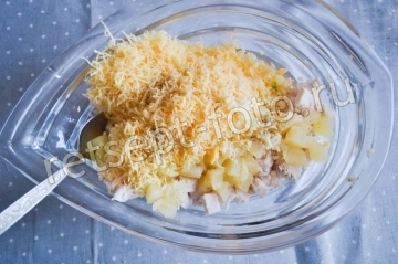 Салат с курицей, ананасами и сметаной