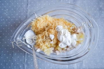Салат с курицей, ананасами и сметаной