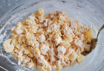 Салат с курицей, ананасами и сметаной