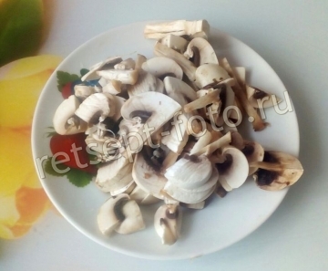Салат с курицей, грибами и огурцами