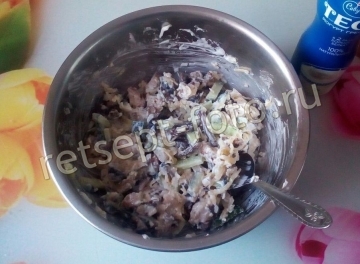 Салат с курицей, грибами и огурцами